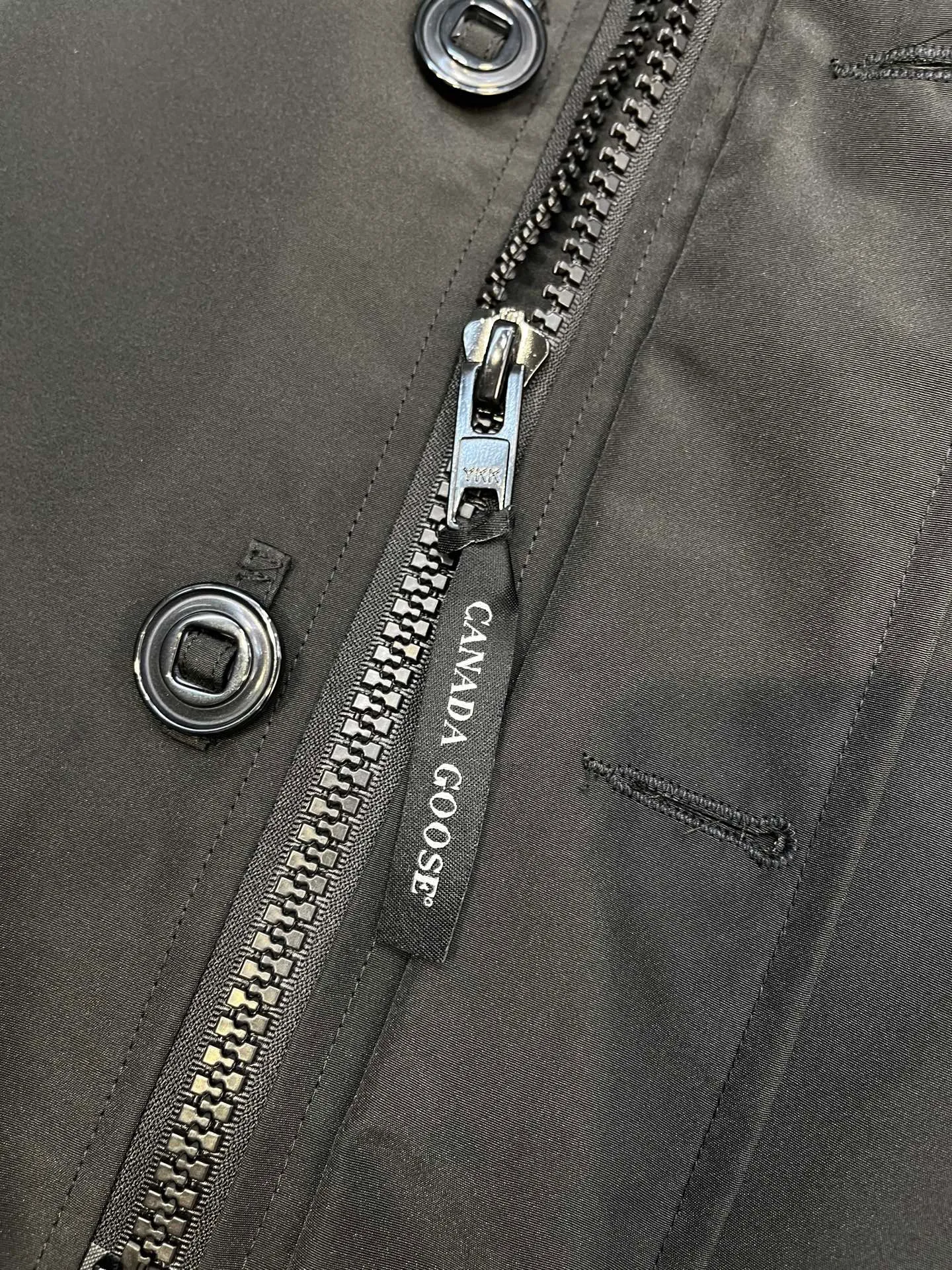 P860 Canada Goose model 06, the same model as the famous star, men's and women's models, with cold-proof flannel on the collar, which is close to the head and neck, comfortable and warm! The fabric is made of high-density nano-level waterproof fabric, which is windproof and wear-resistant and has a certain thickness! Seamless threaded cuffs! Avoid hard knots! It doesn’t matter how low the temperature is this winter, one piece is enough. I’ll give you the wind and temperature! Contains pure duck down, sufficient quantity, unique fashion design + waterproof craft fabric + big brand YKK double zipper pullers, real photos, upright style quality, regardless of the external standard and the internal content, you can feel free to compare it with the softer, easier to wrinkle and lighter version on the market!  size：s-xxl